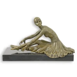 Casa Padrino Luxus Art Deco Bronzefigur Sitzende Tänzerin im Blütenkleid Bronze / Schwarz 14,2 x 26,9 x H. 16,5 cm - Bronze Skulptur mit Marmorsockel - Tänzerin Deko Figur - Art Deco Deko