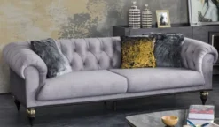 Casa Padrino Luxus Art Deco Chesterfield Wohnzimmer Sofa Hellgrau / Schwarz / Messingfarben 230 x 100 x H. 82 cm - Luxus Möbel