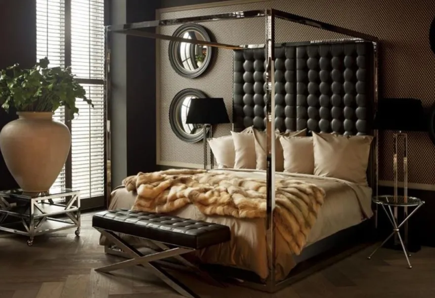 Casa Padrino Luxus Art Deco Designer Beistelltisch mit Glasplatte, polierter Stahl und schwarze Leder-Optik, 65 x 65 x H. 50 cm