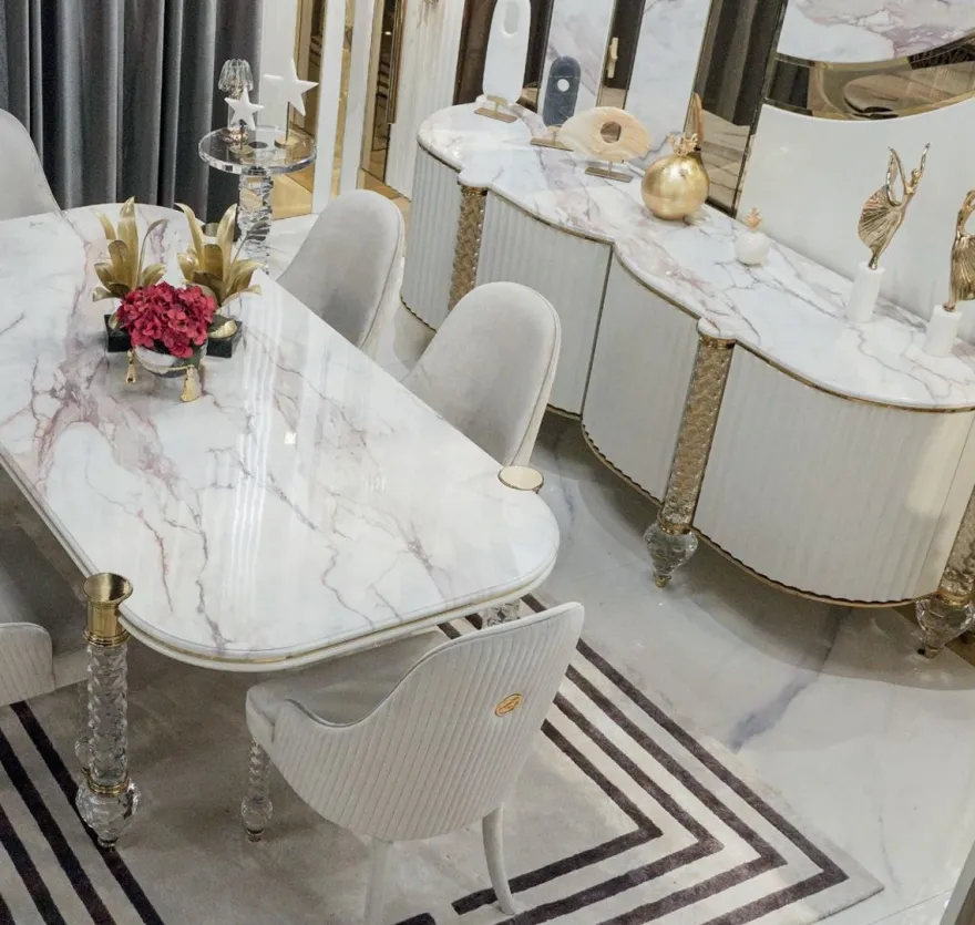 Casa Padrino Luxus Art Deco Esszimmer Set Weiß / Grau / Gold - 1 Art Deco Esstisch mit Kunstmarmor Tischplatte & 6 Art Deco Esszimmerstühle - Art Deco Esszimmer Möbel - Luxus Qualität