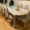 Casa Padrino Luxus Art Deco Esszimmer Set Weiß / Grau / Gold - 1 Art Deco Esstisch mit Kunstmarmor Tischplatte & 8 Art Deco Esszimmerstühle - Prunkvolle Art Deco Esszimmer Möbel - Luxus Qualität