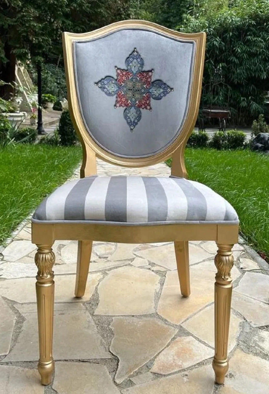 Casa Padrino Luxus Art Deco Esszimmer Stuhl mit Design und Streifen Grau / Weiß / Mehrfarbig / Gold - Eleganter Massivholz Stuhl - Art Deco Esszimmer Möbel