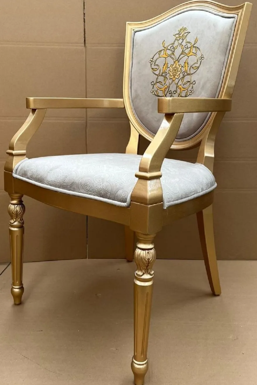 Casa Padrino Luxus Art Deco Esszimmer Stuhl Grau / Gold - Eleganter Massivholz Stuhl mit Armlehnen - Art Deco Esszimmer Möbel