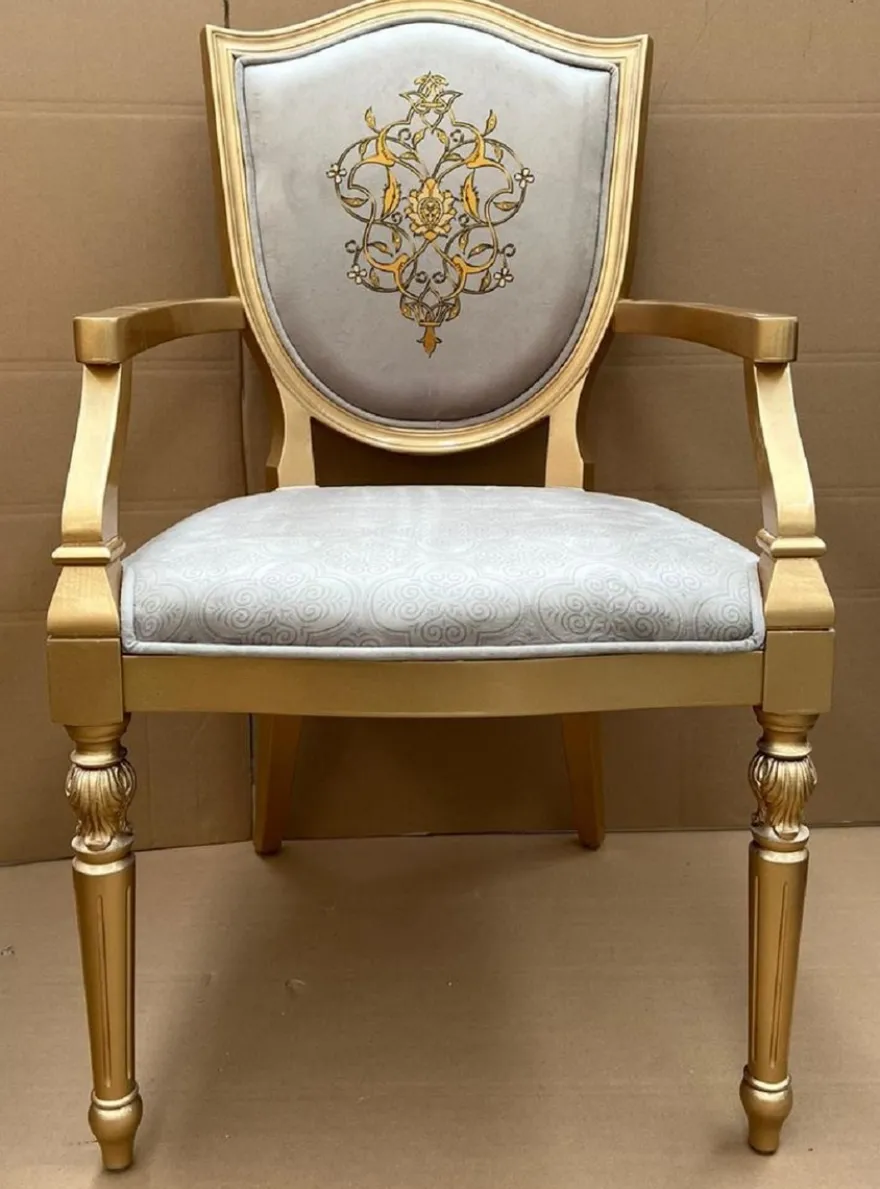 Casa Padrino Luxus Art Deco Esszimmer Stuhl Grau / Gold - Eleganter Massivholz Stuhl mit Armlehnen - Art Deco Esszimmer Möbel