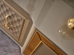 Casa Padrino Luxus Art Deco Möbel Set Grau / Gold - 1 Luxus Art Deco Sideboard mit 4 Türen & 1 Luxus Art Deco Spiegel - Art Deco Möbel - Luxus Möbel - Luxus Einrichtung - Art Deco Einrichtung