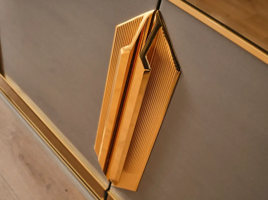 Casa Padrino Luxus Art Deco Möbel Set Grau / Gold - 1 Luxus Art Deco Sideboard mit 4 Türen & 1 Luxus Art Deco Spiegel - Art Deco Möbel - Luxus Möbel - Luxus Einrichtung - Art Deco Einrichtung