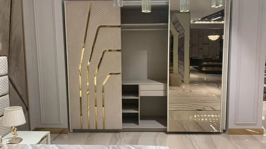 Casa Padrino Luxus Art Deco Schlafzimmerschrank Grau / Gold 270 x H. 230 cm - Verspiegelter Kleiderschrank mit 3 Schiebetüren - Art Deco Schlafzimmer & Hotel Möbel - Luxus Kollektion