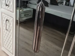 Casa Padrino Luxus Art Deco Schlafzimmerschrank Weiß / Bronze 280 x 60 x H. 229 cm - Verspiegelter Kleiderschrank mit 4 Türen - Schlafzimmer Möbel - Art Deco Möbel - Luxus Möbel - Luxus Einrichtung
