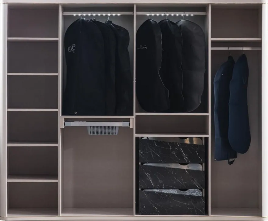 Casa Padrino Luxus Art Deco Schlafzimmerschrank Weiß / Schwarz 265 x 67 x H. 220 cm - Edler Massivholz Kleiderschrank mit 6 verspiegelten Türen - Schlafzimmer Möbel - Luxus Qualität