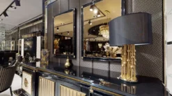 Casa Padrino Luxus Art Deco Sideboard Schwarz / Weiß / Gold - Prunkvoller Massivholz Schrank mit 4 Türen - Luxus Art Deco Wohnzimmer & Hotel Möbel