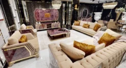 Casa Padrino Luxus Art Deco Wohnzimmer Set Beige / Lila / Grau / Gold - 2 Sofas & 2 Sessel & 1 Couchtisch - Luxus Art Deco Wohnzimmer & Hotel Möbel