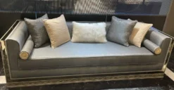 Casa Padrino Luxus Art Deco Wohnzimmer Set Hellblau / Silber / Creme - 2 Art Deco Sofas & 2 Art Deco Sessel & 1 Art Deco Couchtisch - Wohnzimmer Möbel - Art Deco Möbel - Luxus Möbel