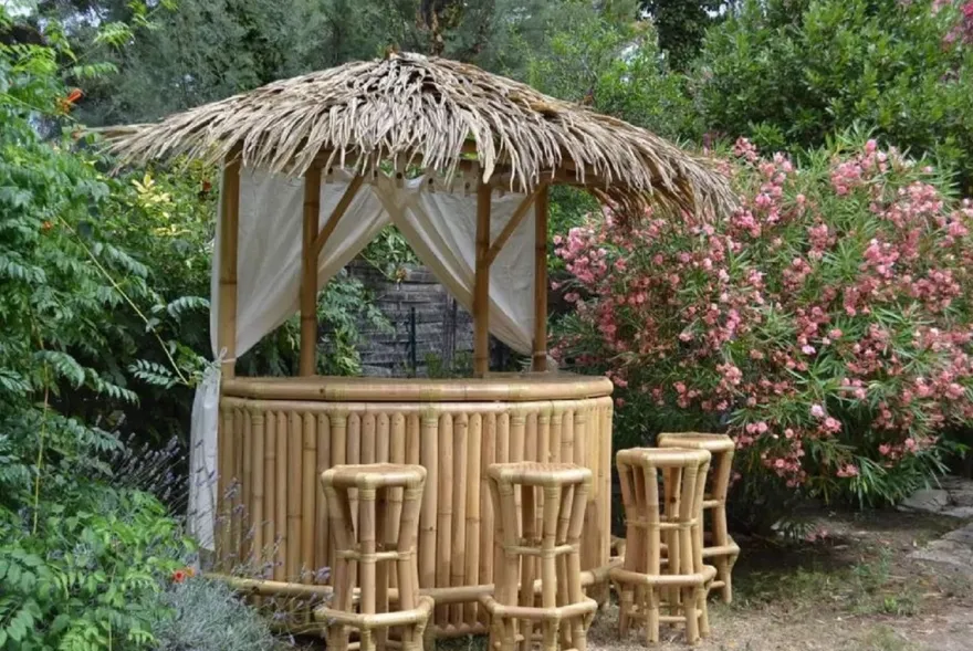 Casa Padrino Luxus Bambus Gartenbar Set Naturfarben 200 x 100 x H. 270 cm - 1 Halbrunde Cocktailbar mit Dach & 4 Barhocker - Garten Möbel - Bambus Möbel