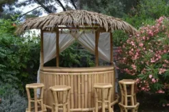 Casa Padrino Luxus Bambus Gartenbar Set Naturfarben 200 x 100 x H. 270 cm - 1 Halbrunde Cocktailbar mit Dach & 4 Barhocker - Garten Möbel - Bambus Möbel