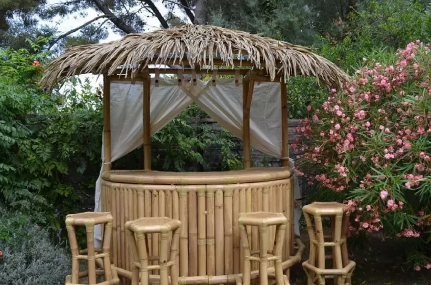 Casa Padrino Luxus Bambus Gartenbar Set Naturfarben 200 x 100 x H. 270 cm - 1 Halbrunde Cocktailbar mit Dach & 4 Barhocker - Garten Möbel - Bambus Möbel