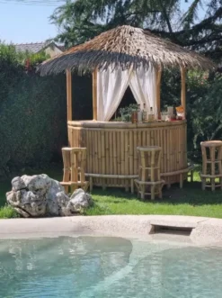 Casa Padrino Luxus Bambus Gartenbar Set Naturfarben 200 x 100 x H. 270 cm - 1 Halbrunde Cocktailbar mit Dach & 4 Barhocker - Garten Möbel - Bambus Möbel