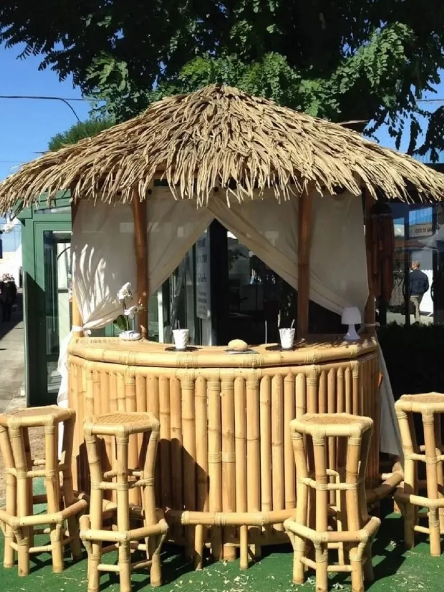 Casa Padrino Luxus Bambus Gartenbar Set Naturfarben 200 x 100 x H. 270 cm - 1 Halbrunde Cocktailbar mit Dach & 4 Barhocker - Garten Möbel - Bambus Möbel