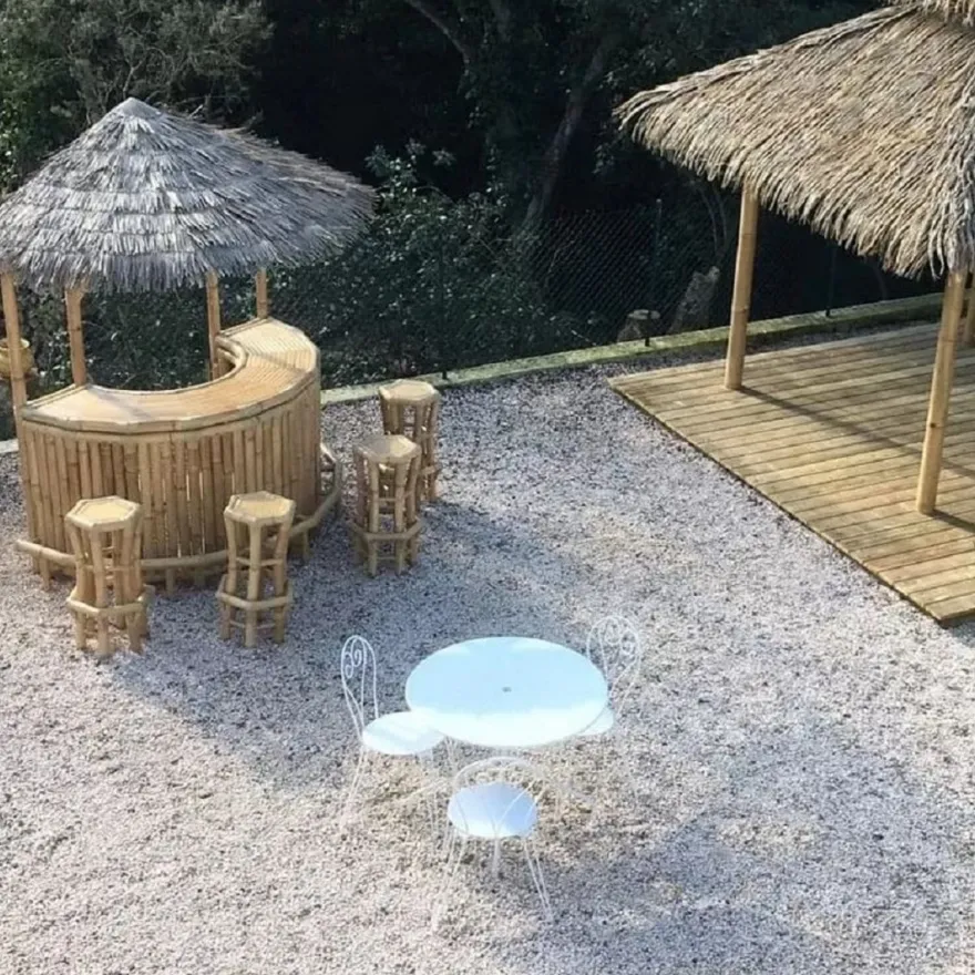 Casa Padrino Luxus Bambus Gartenbar Set Naturfarben 200 x 100 x H. 270 cm - 1 Halbrunde Cocktailbar mit Dach & 4 Barhocker - Garten Möbel - Bambus Möbel