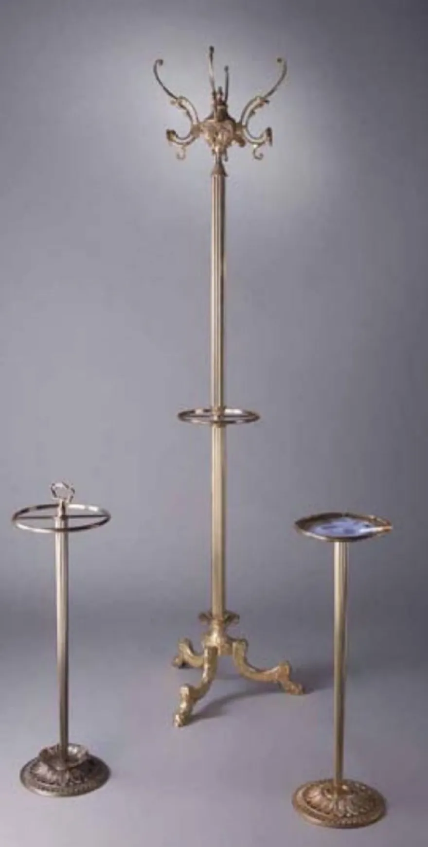 Casa Padrino Luxus Barock Aschenbecher Bronze Ø 25 x H. 78 cm - Runder Barockstil Messing Aschenbecher mit Ständer und Tragegriff - Barock Deko Accessoires - Luxus Qualität - Made in Italy