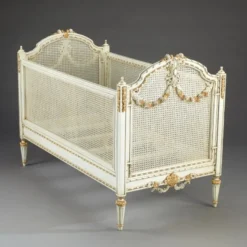 Casa Padrino Luxus Barock Babybett Louis XVI im edlen Antik Weiß mit Gold Verzierungen, 152 x 78 x 108 cm