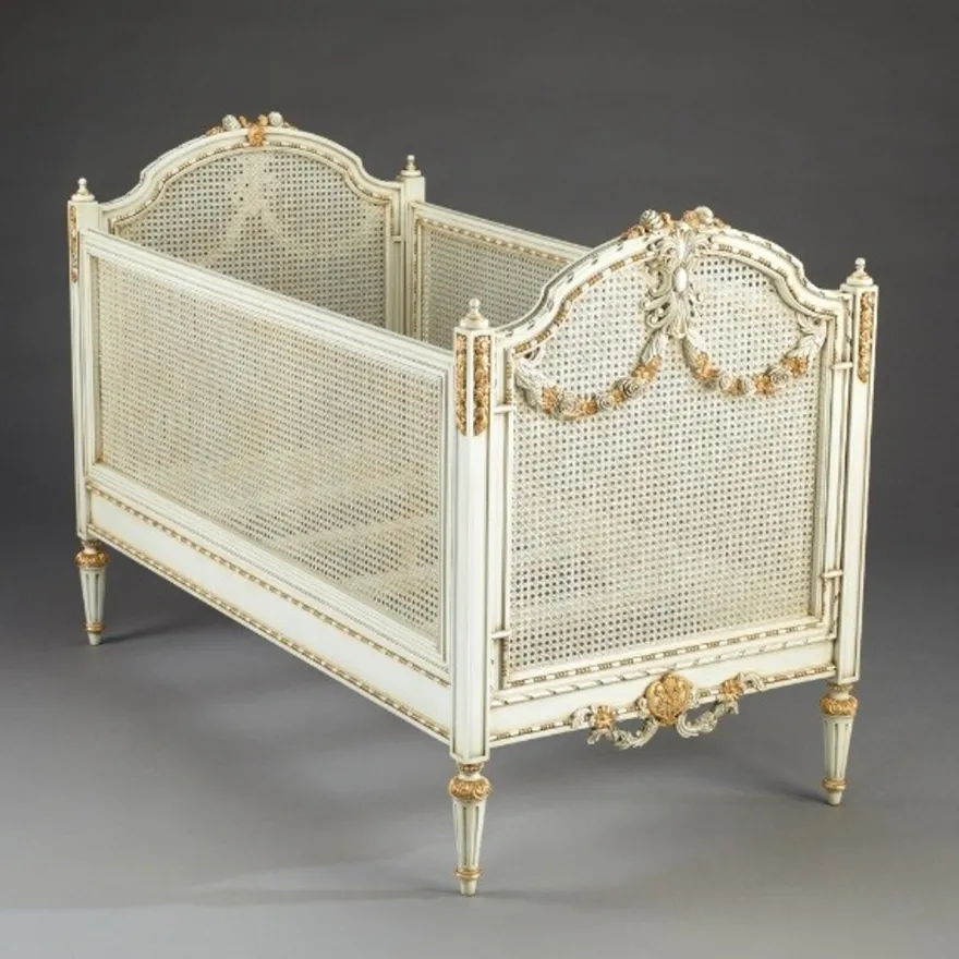 Casa Padrino Luxus Barock Babybett Louis XVI im edlen Antik Weiß mit Gold Verzierungen, 152 x 78 x 108 cm