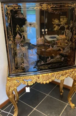 Casa Padrino Luxus Barock Barschrank Schwarz / Mehrfarbig / Gold - Prunkvoller Massivholz Schrank mit LED Beleuchtung - Barock Wohnzimmer Möbel - Barock Bar Möbel - Barock Hotel Möbel