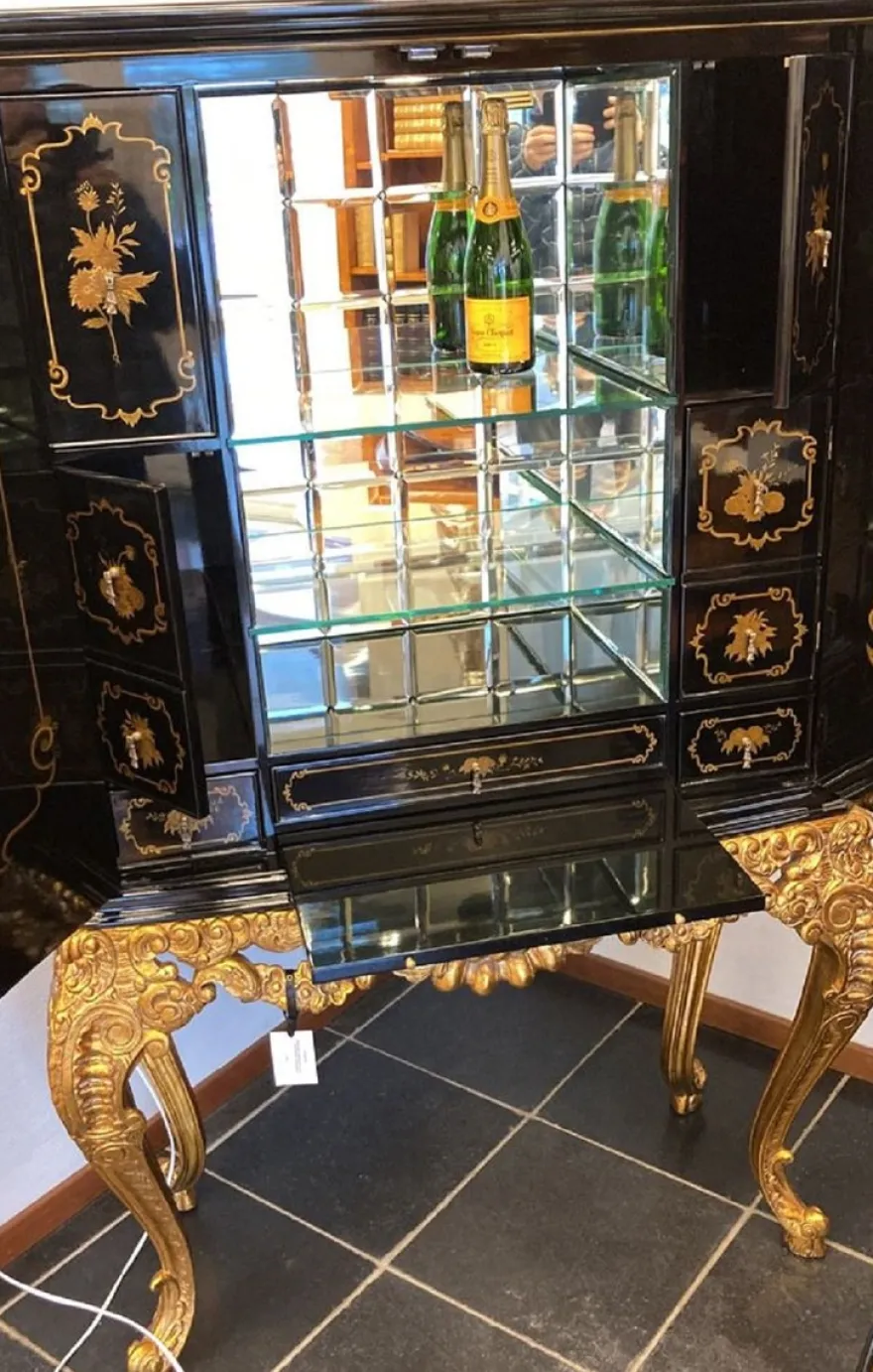 Casa Padrino Luxus Barock Barschrank Schwarz / Mehrfarbig / Gold - Prunkvoller Massivholz Schrank mit LED Beleuchtung - Barock Wohnzimmer Möbel - Barock Bar Möbel - Barock Hotel Möbel