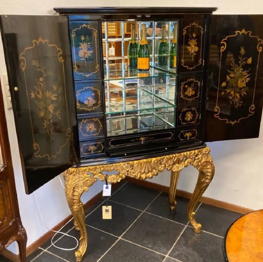 Casa Padrino Luxus Barock Barschrank Schwarz / Mehrfarbig / Gold - Prunkvoller Massivholz Schrank mit LED Beleuchtung - Barock Wohnzimmer Möbel - Barock Bar Möbel - Barock Hotel Möbel