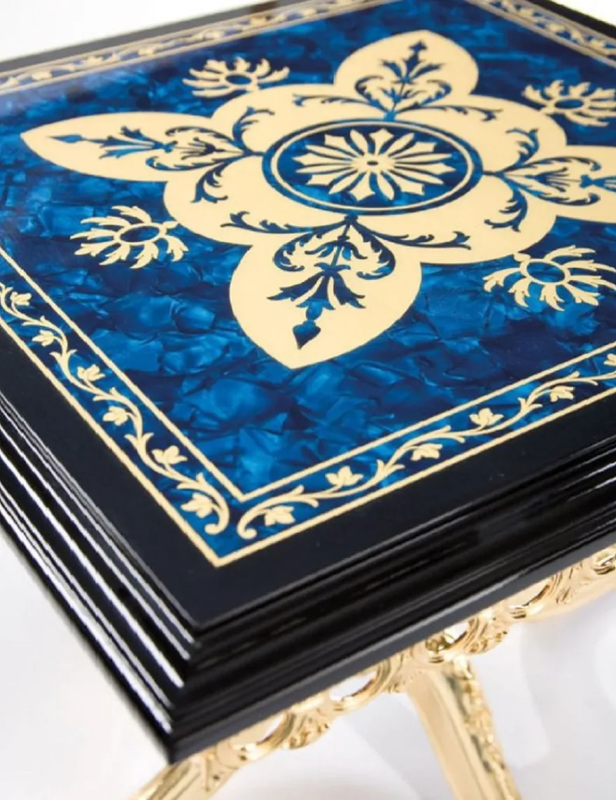 Casa Padrino Luxus Barock Beistelltisch Schwarz / Blau / Gold 53 x 53 x H. 50 cm - Edler Messing Tisch mit Massivholz Tischplatte - Barock Wohnzimmer Möbel