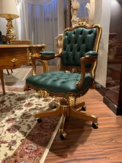 Casa Padrino Luxus Barock Bürostuhl Grün / Braun / Gold 70 x 57 x H. 108 cm - Prunkvoller handgefertigter Massivholz Schreibtischstuhl mit Echtleder - Barock Büromöbel - Luxus Qualität