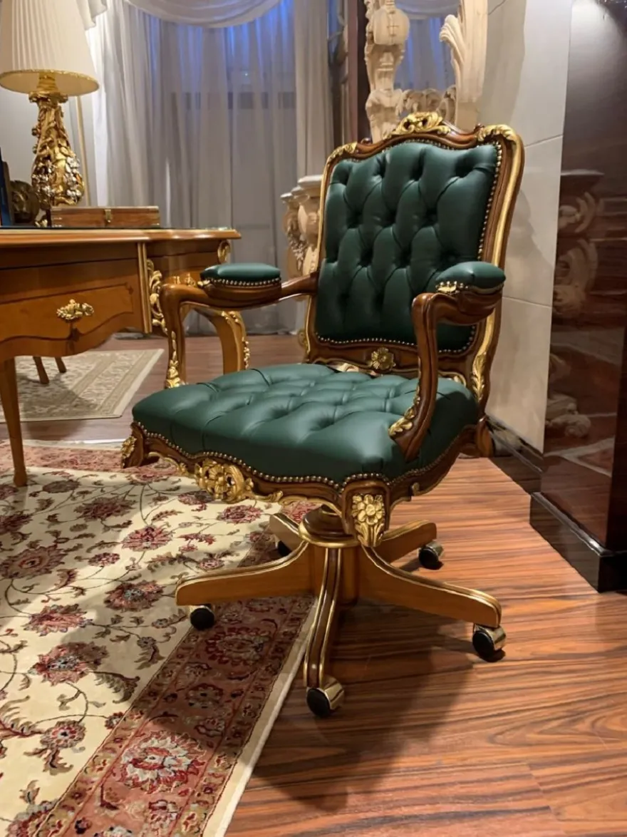 Casa Padrino Luxus Barock Bürostuhl Grün / Braun / Gold 70 x 57 x H. 108 cm - Prunkvoller handgefertigter Massivholz Schreibtischstuhl mit Echtleder - Barock Büromöbel - Luxus Qualität