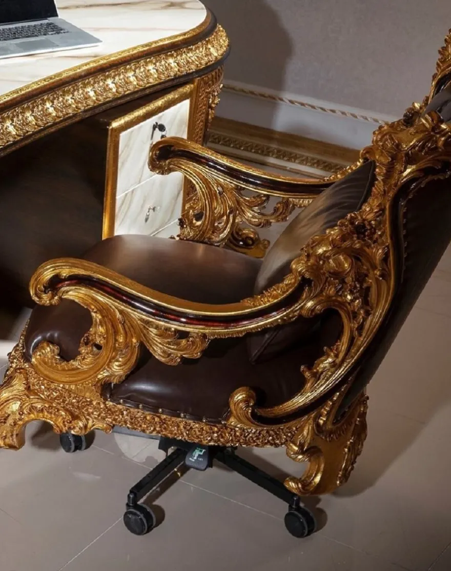 Casa Padrino Luxus Barock Büromöbel Set Weiß / Dunkelbraun / Gold - 1 Barock Schreibtisch mit Marmoroptik & 1 Barock Bürostuhl mit edlem Kunstleder - Prunkvolle Barock Büromöbel