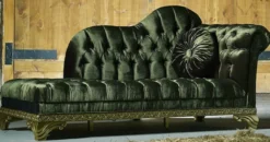 Casa Padrino Luxus Barock Chaiselongue Grün - Handgefertigte Massivholz Recamiere mit edlem Samtstoff und dekorativem Kissen - Barock Möbel - Edel & Prunkvoll