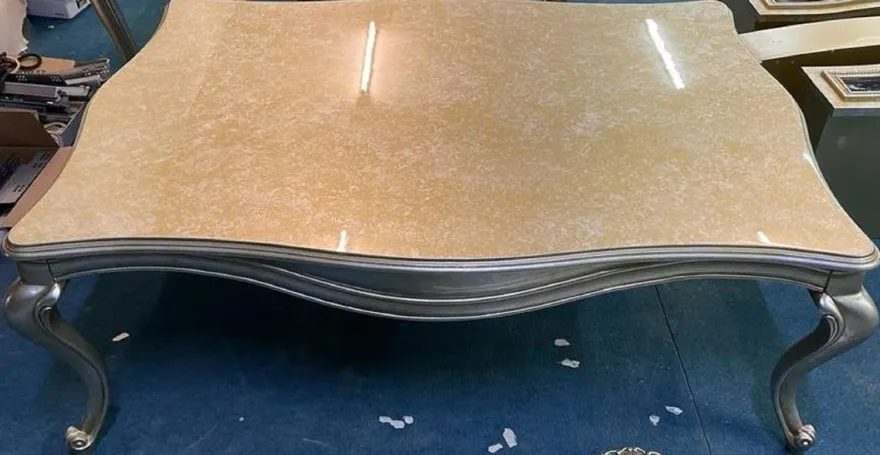 Casa Padrino Luxus Barock Couchtisch Gold / Silber - Quadratischer Massivholz Wohnzimmertisch im Barockstil - Luxus Wohnzimmer Möbel im Barockstil - Barock Möbel - Edel & Prunkvoll