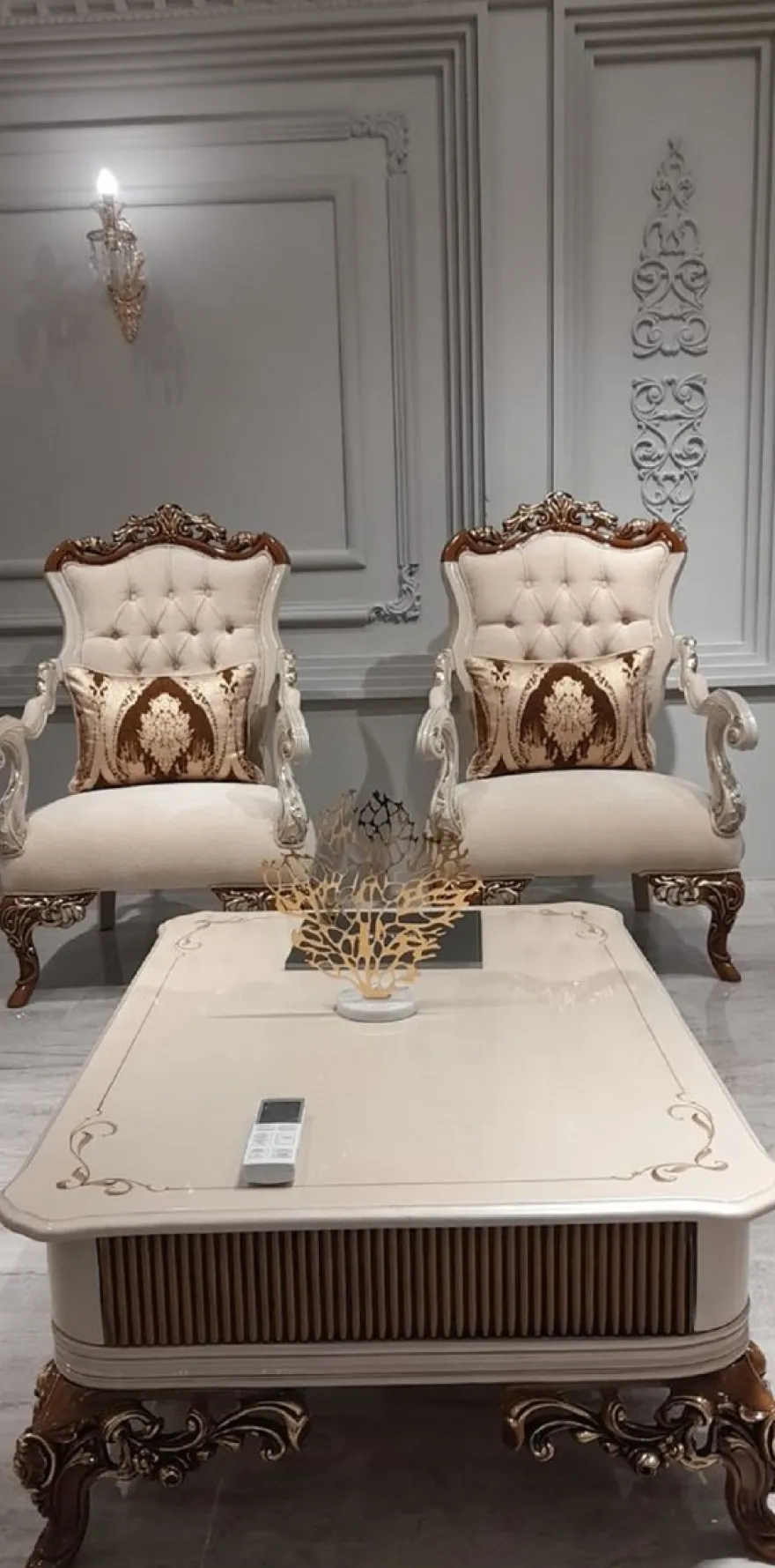 Casa Padrino Luxus Barock Couchtisch Beige / Grau / Braun / Gold - Prunkvoller Massivholz Wohnzimmertisch im Barockstil - Barock Wohnzimmer Möbel - Edel & Prunkvoll