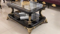 Casa Padrino Luxus Barock Couchtisch mit Glasplatte Schwarz / Gold - Prunkvoller Massivholz Wohnzimmertisch im Barockstil - Barock Wohnzimmer Möbel - Edel & Prunkvoll
