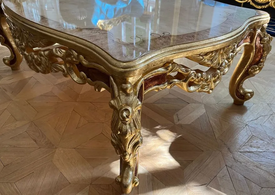 Casa Padrino Luxus Barock Couchtisch Weiß / Grau / Gold / Braun - Prunkvoller Massivholz Wohnzimmertisch im Barockstil - Prunkvolle Barock Möbel