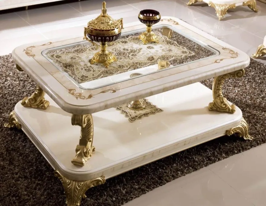 Casa Padrino Luxus Barock Couchtisch mit Glasplatte Weiß / Beige / Gold - Prunkvoller Massivholz Wohnzimmertisch im Barockstil - Barock Wohnzimmer Möbel - Edel & Prunkvoll