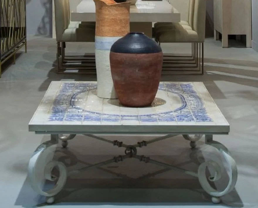 Casa Padrino Luxus Barock Couchtisch Creme / Blau / Weiß 136 x 106 x H. 42 cm - Gartentisch mit Keramik Fliesen Tischplatte und Schmiedeeisen Tischbeinen - Barock Wohnzimmer & Garten Möbel