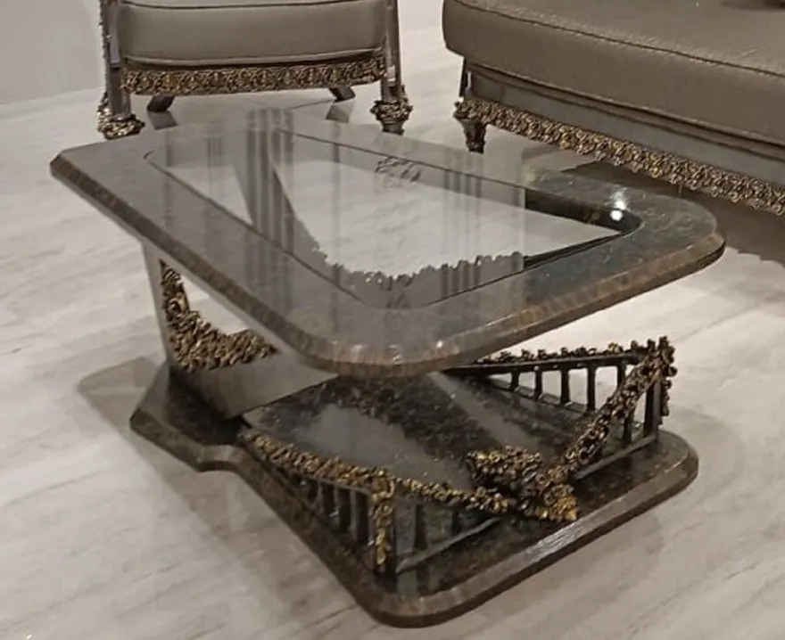Casa Padrino Luxus Barock Couchtisch mit Glasplatte Grau / Gold - Rechteckiger Wohnzimmertisch im Barockstil - Barock Möbel - Luxus Möbel im Barockstil - Barock Einrichtung - Edel & Prunkvoll
