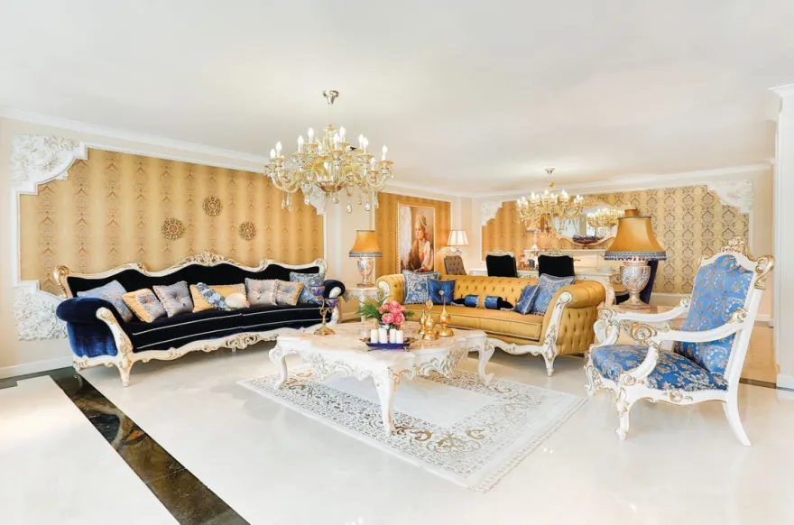 Casa Padrino Luxus Barock Couchtisch Beige / Weiß / Gold 145 x 145 x H. 45 cm - Prunkvoller Massivholz Wohnzimmertisch mit edlen Verzierungen - Barock Wohnzimmer Möbel