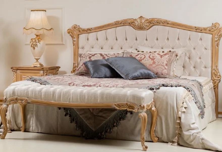 Casa Padrino Luxus Barock Doppelbett Cremefarben / Gold - Edles Massivholz Bett mit Kopfteil - Prunkvolle Schlafzimmer Möbel im Barockstil
