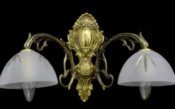 Casa Padrino Luxus Barock Doppel Wandleuchte Gold / Weiß 45 x 25 cm - Barockstil Metall Wandlampe mit Glas Lampenschirmen - Barock Leuchten - Edel & Prunkvoll