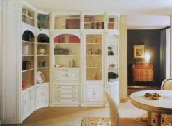 Casa Padrino Luxus Barock Eckschrank Weiß / Mehrfarbig / Gold - Handgefertigter Wohnzimmer Schrank im Barockstil - Barock Wohnzimmer Möbel - Erstklassische Qualität - Made in Italy