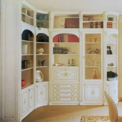 Casa Padrino Luxus Barock Eckschrank Weiß / Mehrfarbig / Gold - Handgefertigter Wohnzimmer Schrank im Barockstil - Barock Wohnzimmer Möbel - Erstklassische Qualität - Made in Italy