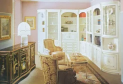 Casa Padrino Luxus Barock Eckschrank Weiß / Mehrfarbig / Gold - Handgefertigter Massivholz Wohnzimmer Schrank - Barock Wohnzimmer Möbel - Erstklassische Qualität - Made in Italy
