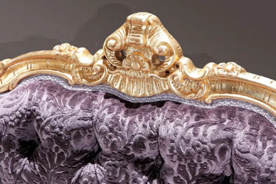 Casa Padrino Luxus Barock 3er Sofa Lila / Gold - Prunkvolles Wohnzimmer Sofa mit elegantem Muster - Barock Wohnzimmer & Hotel Möbel - Erstklassische Qualität - Made in Italy