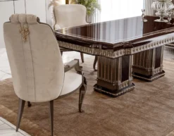 Casa Padrino Luxus Barock Esszimmer Stuhl mit Armlehnen Creme / Dunkelbraun H. 100 cm