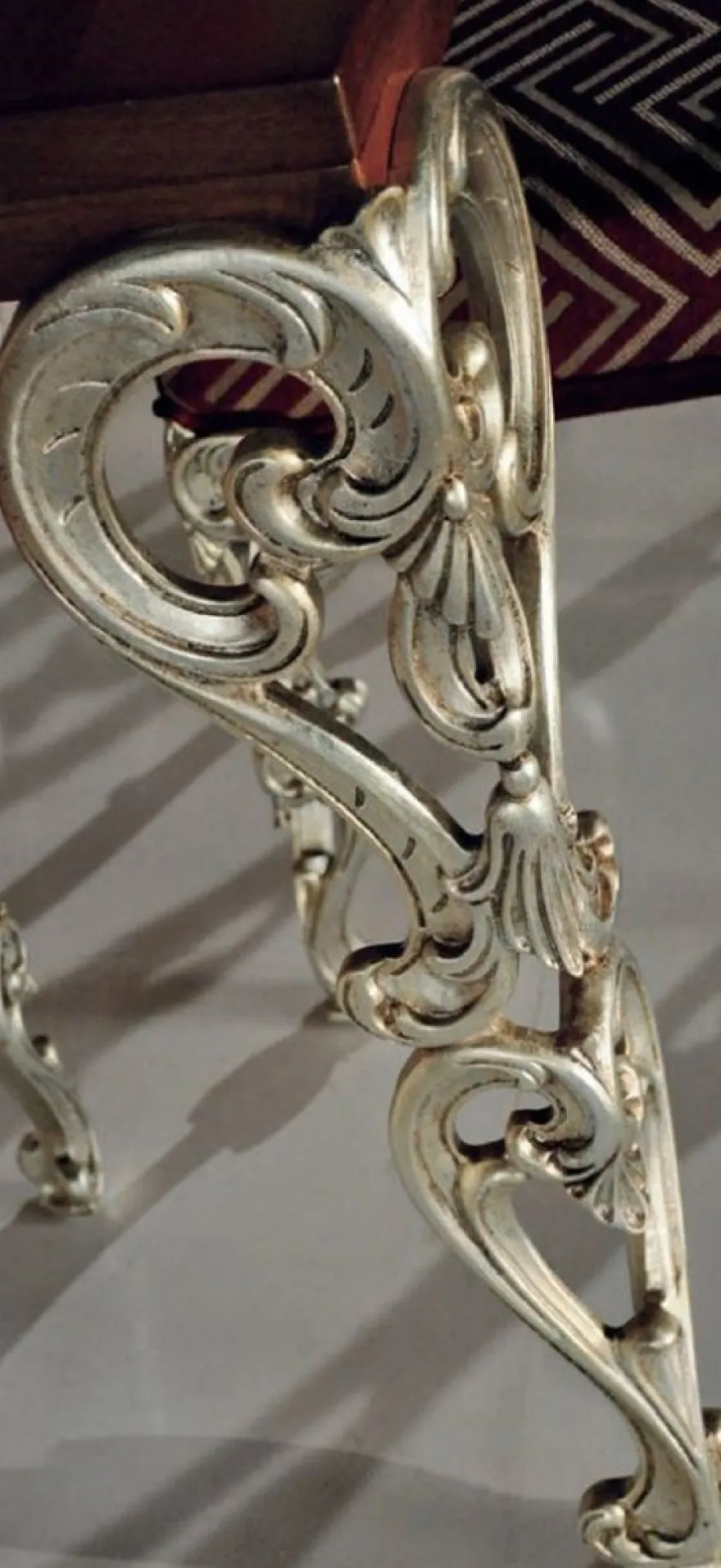 Casa Padrino Luxus Barock Esszimmer Set Braun / Bordeauxrot / Antik Silber - 1 Barock Esstisch & 6 Barock Esszimmerstühle - Luxus Esszimmer Möbel im Barockstil - Luxus Qualität - Made in Italy
