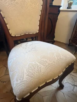 Casa Padrino Luxus Barock Esszimmerstuhl Cremefarben / Braun - Handgefertigter Massivholz Stuhl mit elegantem Muster - Barockstil Küchenstuhl - Barock Esszimmer Möbel - Edel & Prunkvoll
